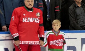 По мнению Лукашенко доходы хоккеистов не соответствуют их отдаче