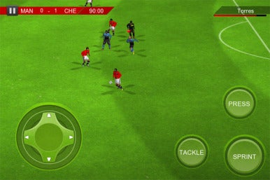 В Control: Real Soccer 2012 использует стандартные элементы управления - d-pad для движений игрока и виртуальные кнопки, которые меняются в зависимости от того, играете вы в нападении или в защите