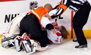 В НХЛ собираются запретить драки вратарей (видео драки Эмери-Холтби)